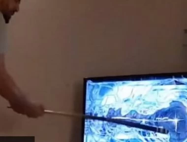 «Τρελός» οπαδός της Μαρσέιγ σπάει την τηλεόραση σε κάθε ήττα – Εσπασε μία και εξ’αιτίας του Μήτρογλου! (βίντεο)